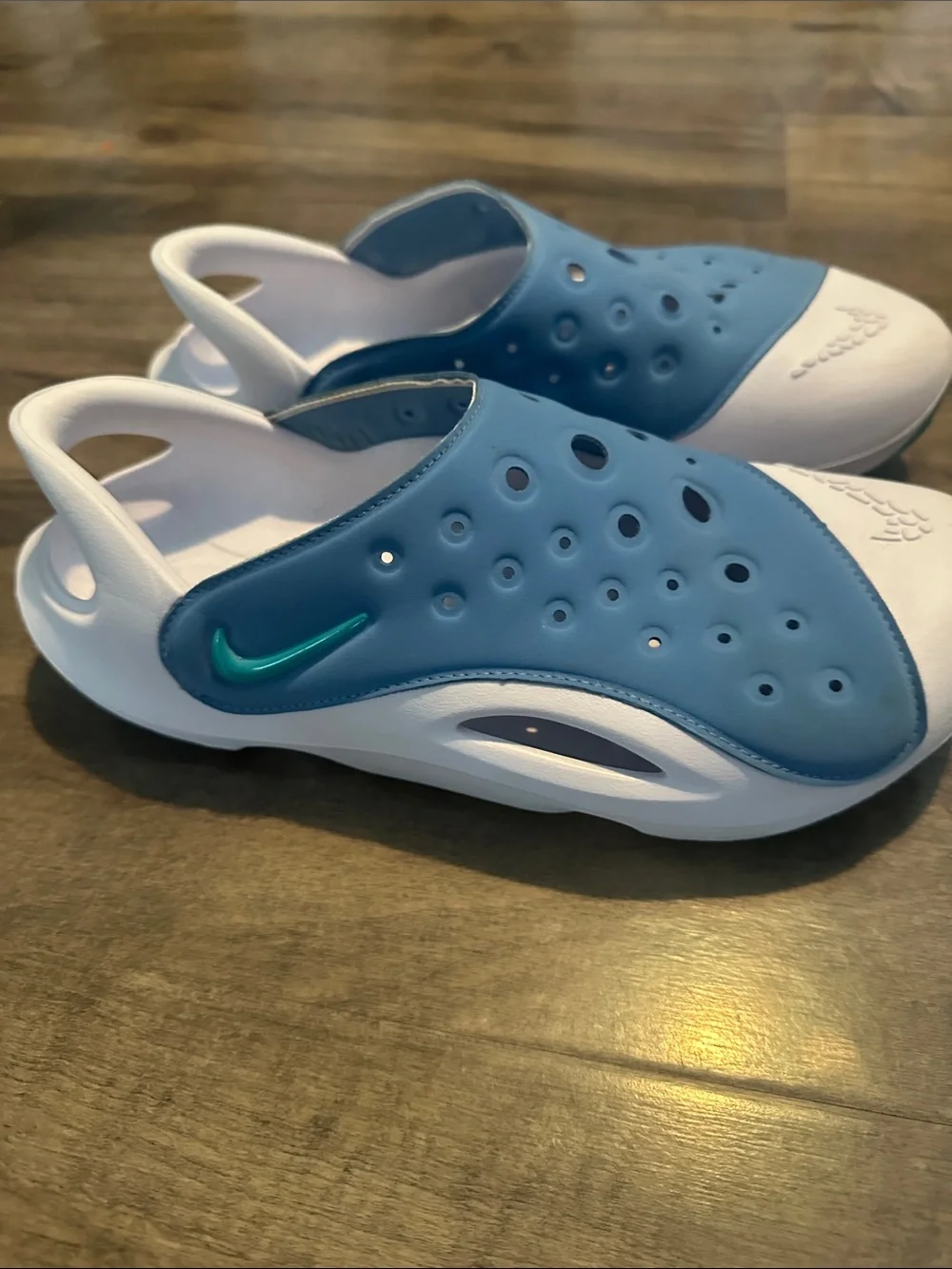 Nike Kids Aqua swoosh size 6